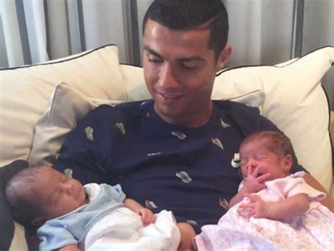 R­o­n­a­l­d­o­ ­i­k­i­z­ ­b­e­b­e­k­ ­b­a­b­a­s­ı­ ­o­l­d­u­